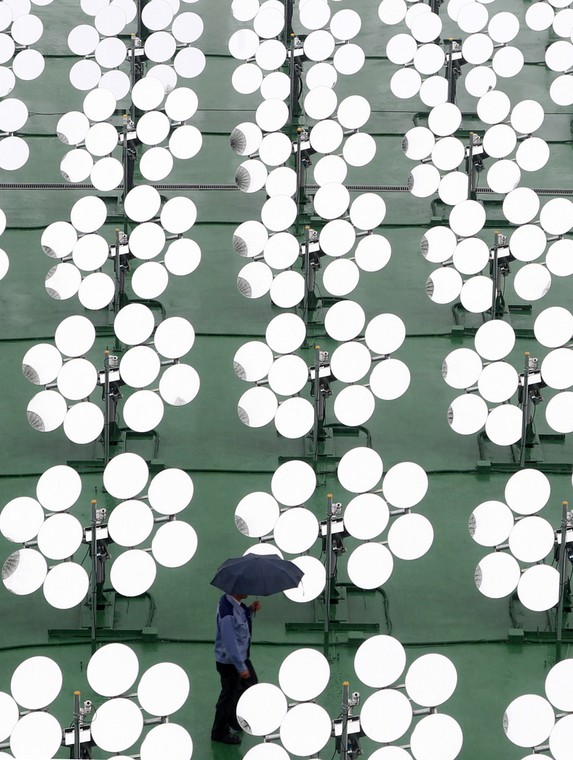 Baterie słoneczne w elektrowni słonecznej Solar Techno Park, należącej do JFE Engineering Corp.'s.  Jokohama, prefektura Kanagawa, Japonia, 5.10.2011. (8) Fot. Koichi Kamoshida/Bloomberg.