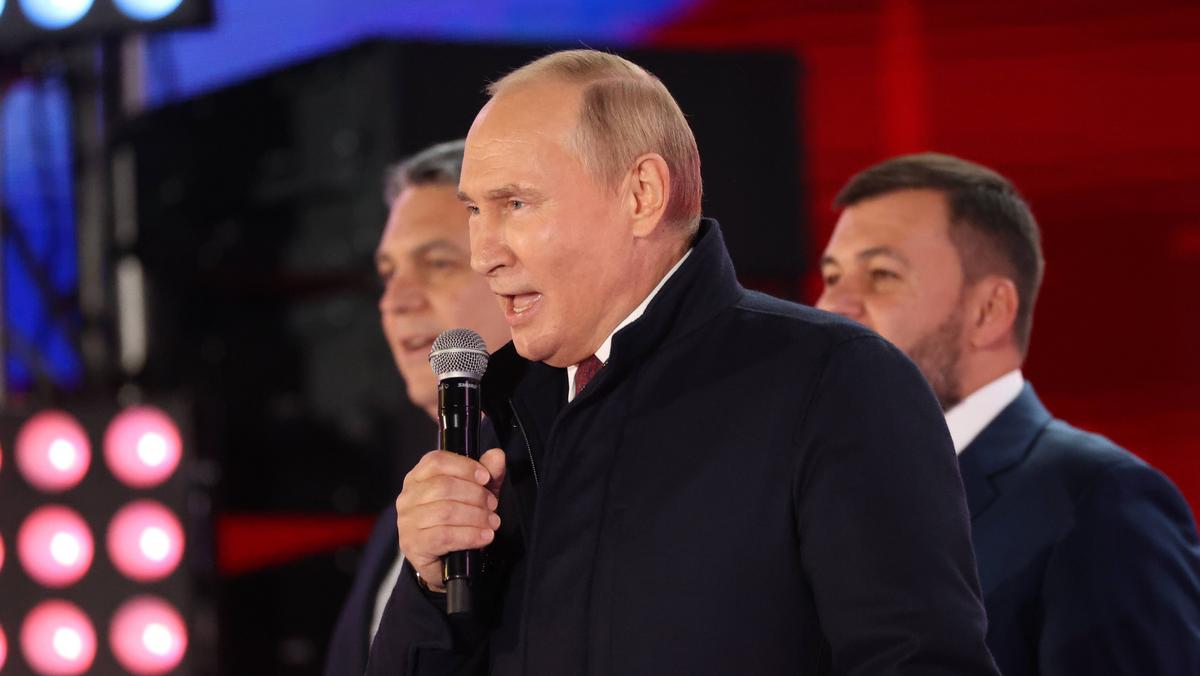 Władimir Putin. Koncert na Placu Czerwonym zorganizowany po przemówieniu, w którym ogłosił aneksję części terytoriów Ukrainy do Rosji.  