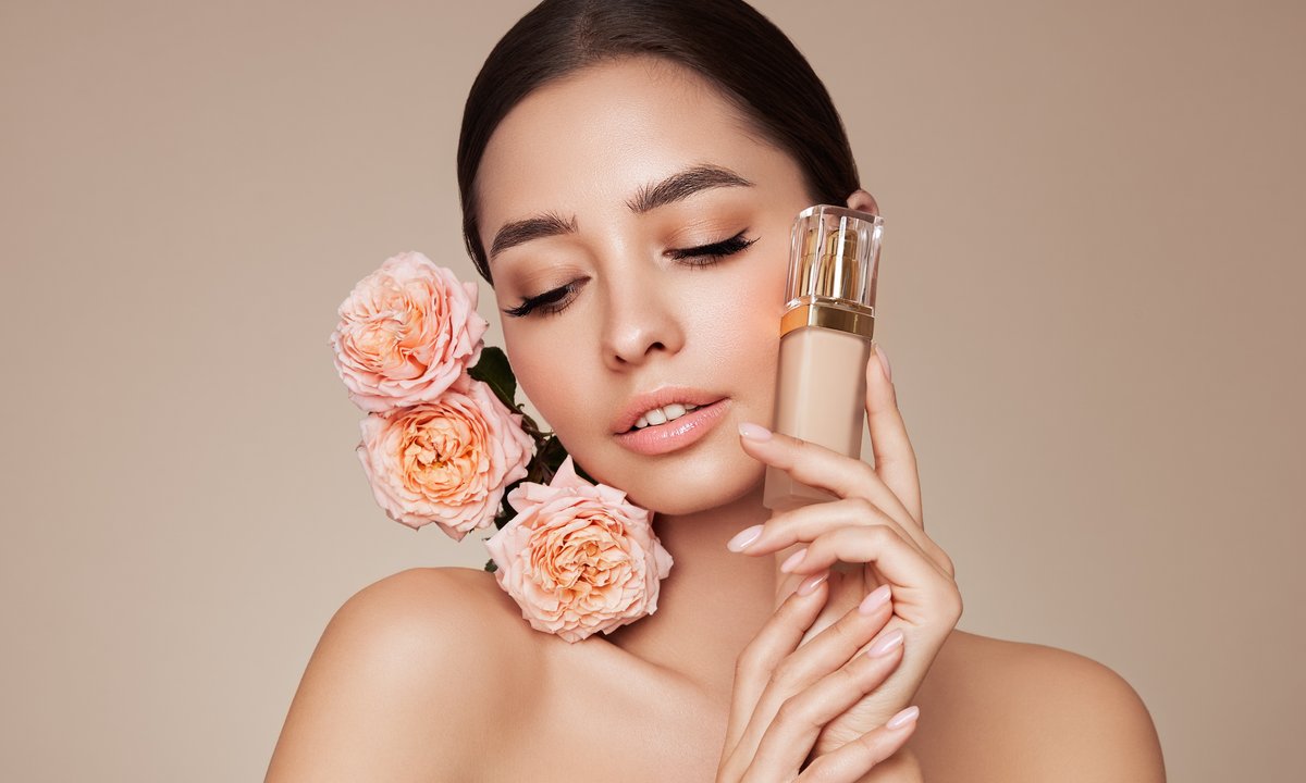 Ten krem BB powstał specjalnie z myślą o tłustej cerze. Matuje jak puder, kryje jak podkład