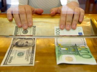 Aby kursy euro i dolara spadły, musi pomóc polityka
