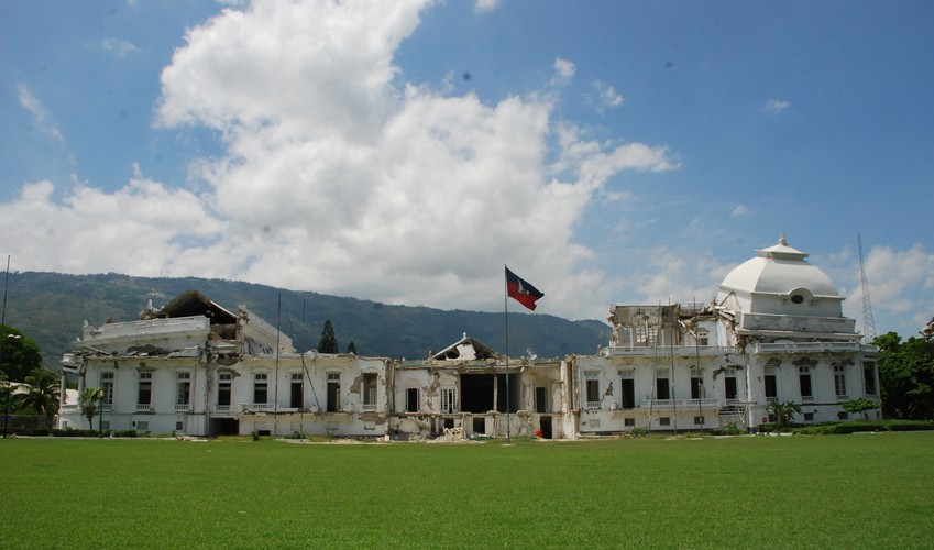 Zniszczony pałac prezydencki