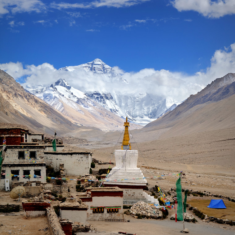 Klasztor Rongbuk i Mount Everest w tle