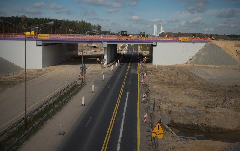Na zdjęciu: Budowa autostrady A1 na odcinku Stryków-Tuszyn - Węzeł Tuszyn.<br><br>fot. (mr) PAP/Grzegorz Michałowski