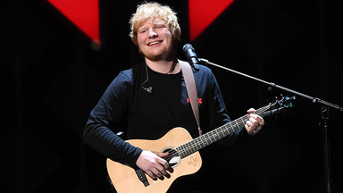 Ed Sheeran śpiewa świąteczny przebój