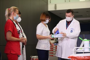 Pierwsza zaszczepiona przeciw COVID-19 w Polsce: "Ufam ekspertom, wszyscy powinni"