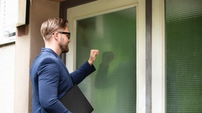 Od 1 stycznia 2026 roku komornik zabierze z wypłaty mniej. Ile z wynagrodzenia będzie musiał zostawić na koncie?