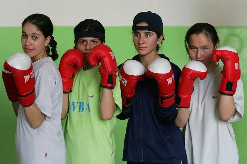 Afgańskie bokserki Shegofa (16 lat),  Shabnam (15 lat), Behesta (17 lat) i Maliha (15 lat) podczas treningu na stadionie w Kabulu, 24 sierpnia 2007 r. Fot. Paula Bronstein/Getty Images