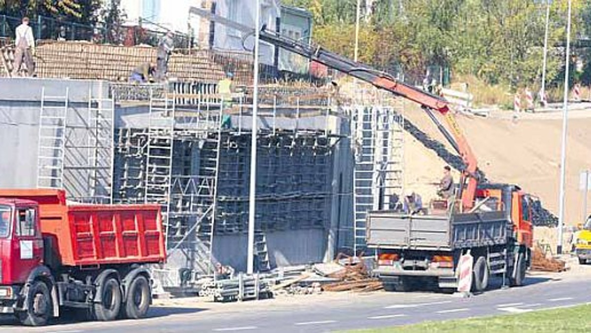 Od środy szczecinianie mogą jeździć pierwszym odcinkiem nowej dwupasmowej arterii. Nadal naprawiana jest skarpa, która obsunęła się po deszczach.