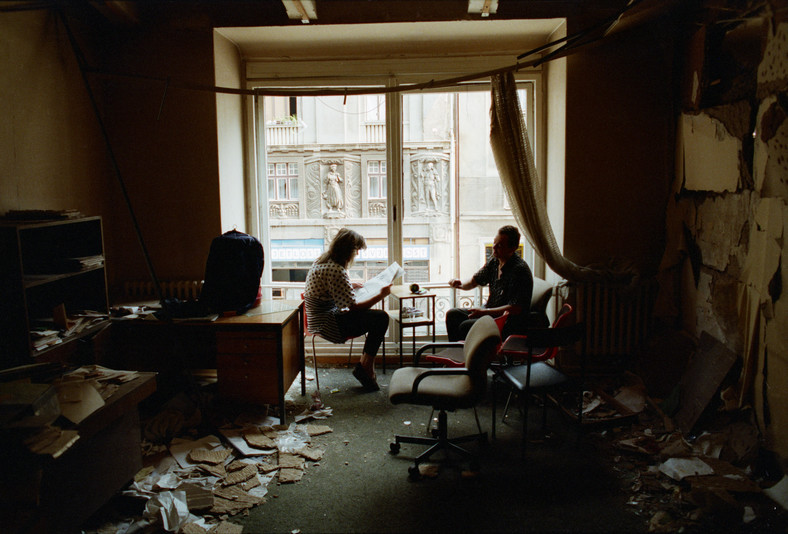 Bośniacka para w zniszczonym mieszkaniu w Sarajewie (lata 90.)