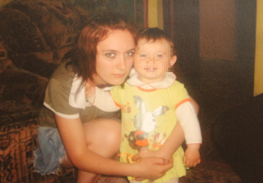 Mała Nikola z mamą