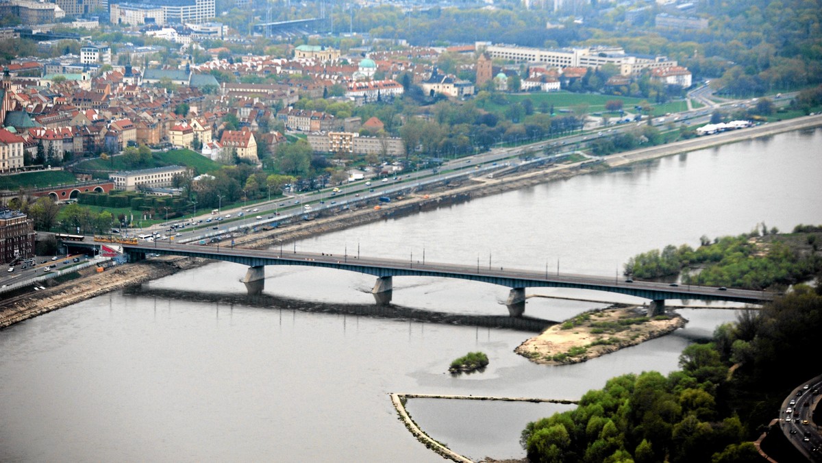 Trasa Łazienkowska to ważna arteria Warszawy. Pożar mostu i późniejsze całkowite jego zamknięcie doprowadziło do dużych utrudnień komunikacyjnych. Kierowcy z utęsknieniem czekają na jego otwarcie. Kiedy to nastąpi? Władze Warszawy chcą przywrócić przejezdność do dnia 31 października. Pojawiają się jednak obawy, czy ten termin zostanie dotrzymany. W sobotę w studio telewizyjnym zawarto nawet zakład w tej sprawie.