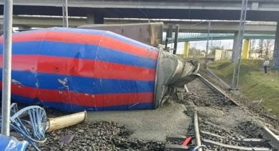 Tragiczny wypadek w Gdańsku. Samochód ciężarowy spadł z wiaduktu na tory kolejowe
