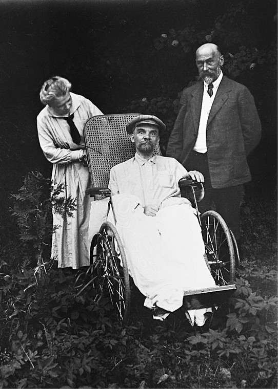 Ostatnie zdjęcie Włodzimierza Lenina. Gorki, ok. 15 maja 1923 r. Obok niego siostra Anna Jelizarowa-Uljanowa oraz jeden z jego lekarzy A. M. Kożewnikow