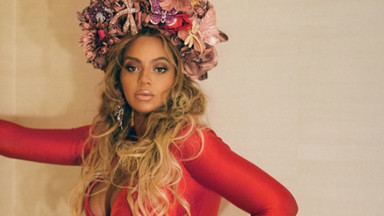 Beyonce eksponuje ciążowe kragłości na gali. Uwagę zwróciły jednak jej usta...