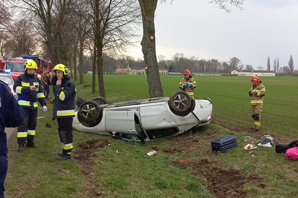 Doszło do dachowania auta