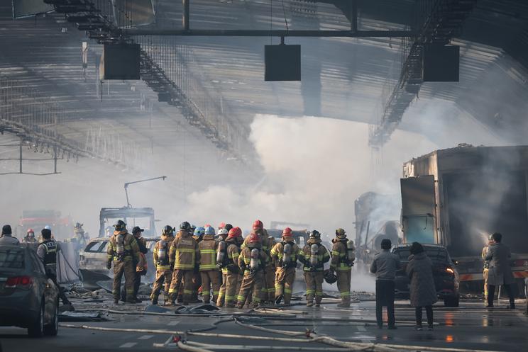A tűzoltók megfeszített munkával próbálták eloltani a tüzet / Fotó: EPA/YONHAP SOUTH KOREA
