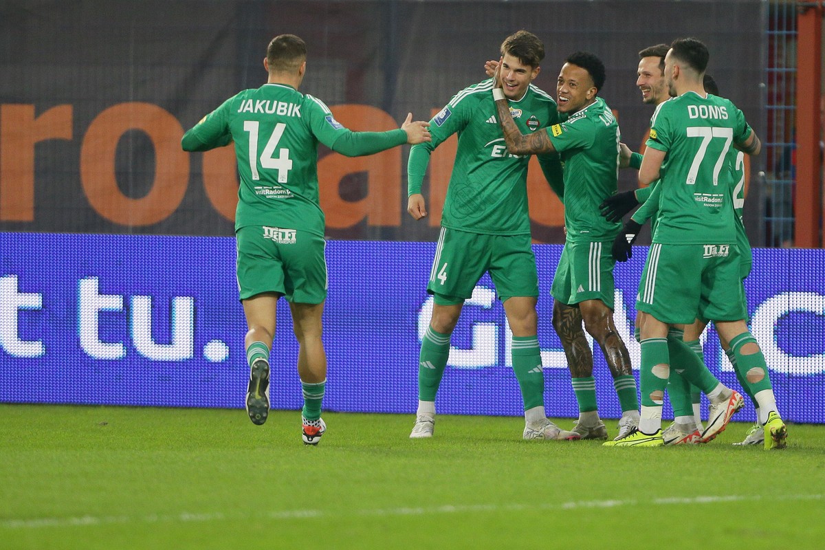 Zawodnicy Radomiaka Radom cieszą się z gola w meczu 24. kolejki piłkarskiej Ekstraklasy z Piastem Gliwice