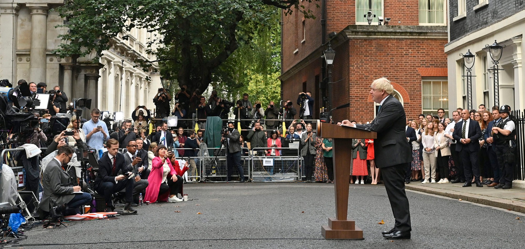 Boris Johnson odovzdal svoju rezignáciu ako premiér do rúk kráľovnej.