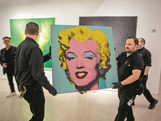 Stworzony przez Andy'ego Warhola w 1964 r. Shot Sage Blue Marilyn został wiosną tego roku sprzedany na aukcji w Nowym Jorku za 195 mln dol., stając się najdroższym dziełem XX w.