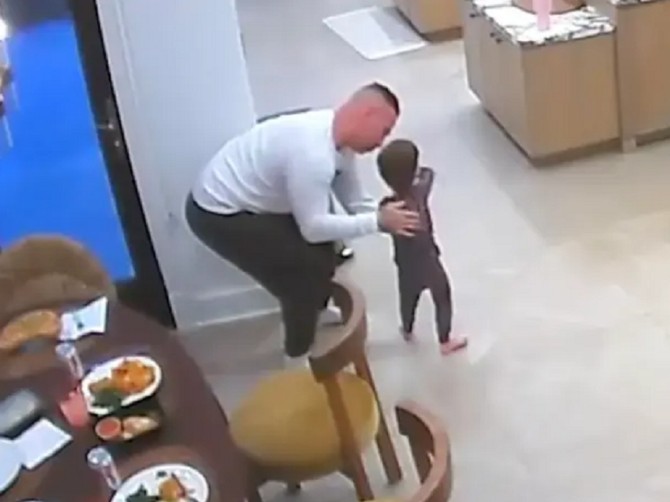 Dvogodišnje dete počelo da se guši pastom, otac objavio snimak da bi upozorio sve