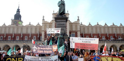 Demonstracje przeciwko uchodźcom w Krakowie. Zobacz zdjęcia