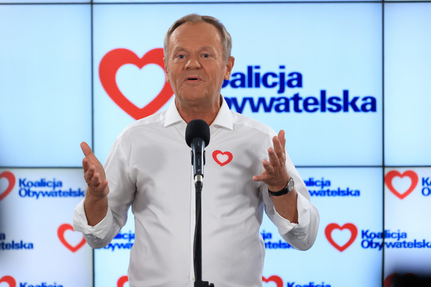 Lider Platformy Obywatelskiej Donald Tusk na konferencji prasowej w Biurze Krajowym Platformy Obywatelskiej w Warszawie