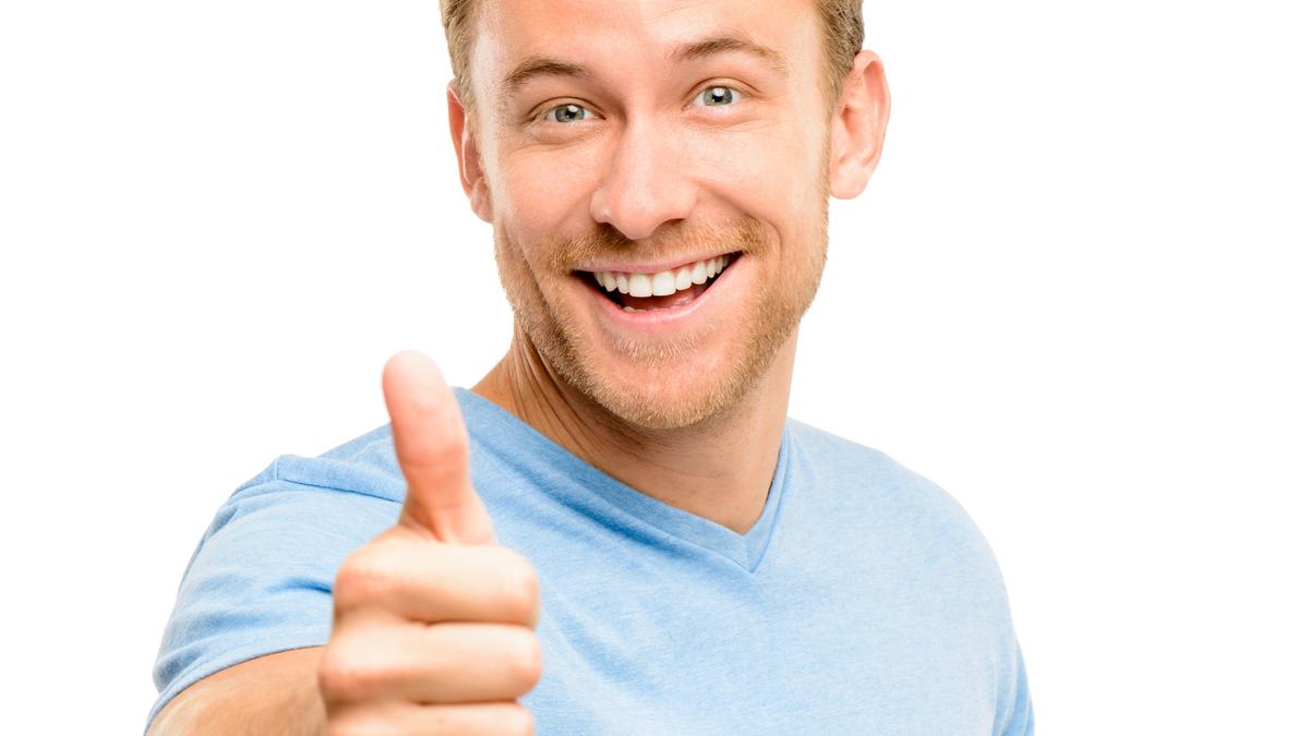 Довольный человек. Улыбчивый человек. Удаться довольный. Довольный человек. Радостный мужчина.