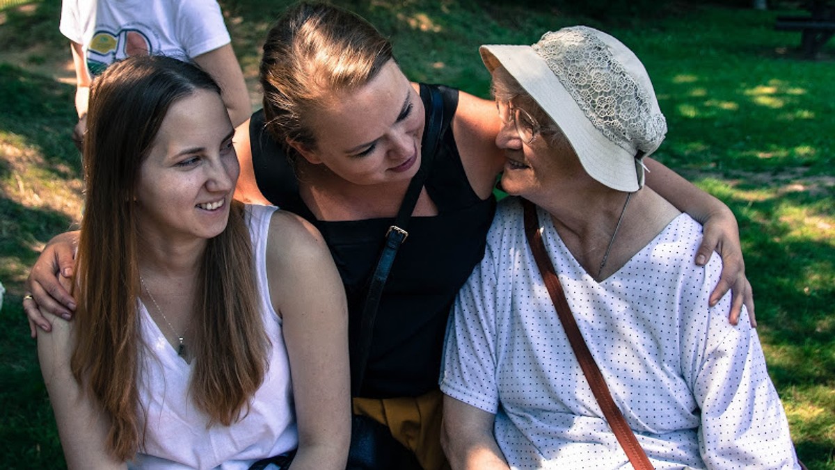 Samotna starsza pani Zofia tęsknie wygląda przez okno. Marzy o wakacjach, o zieleni drzew i świeżym powietrzu, ale nawet zwykły spacer jest poza jej zasięgiem. To historia, którą poznajemy, wchodząc na stronę akcji wakacyjnej Stowarzyszenia "mali bracia Ubogich". To za jej pośrednictwem organizacja od początku czerwca zbiera środki na wakacje dla swoich podopiecznych. Czy historia pani Zofii ma ciąg dalszy? A może szczęśliwe zakończenie?