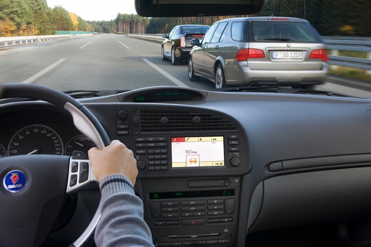 .. zatrzymał się lub zwolnił za zakrętem