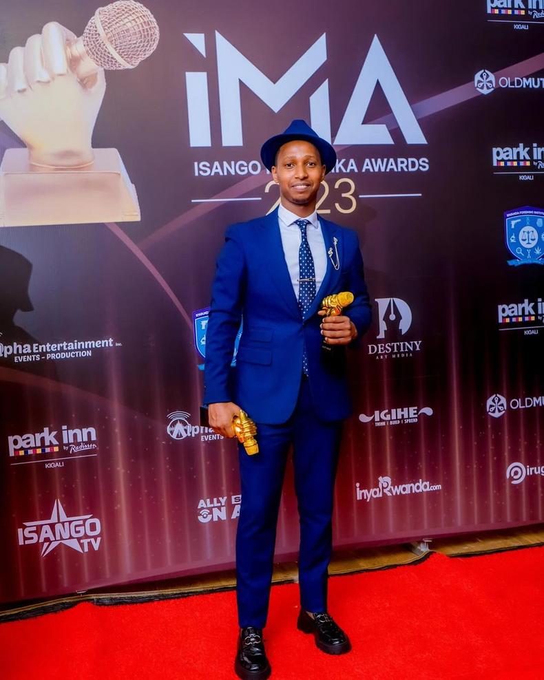 Israel Mbonyi remporte le prix du meilleur artiste masculin et de l'artiste gospel de l'année aux Isango Na Muzika Awards en décembre 2023