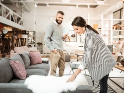 Polacy kochają szarości - w każdej postaci. Co o nas mówi wybór tego koloru w życiu?