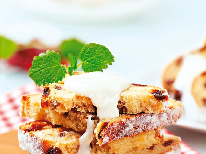 13116_slatki-hleb-stock-photo-stollen-shutterstock_51676093