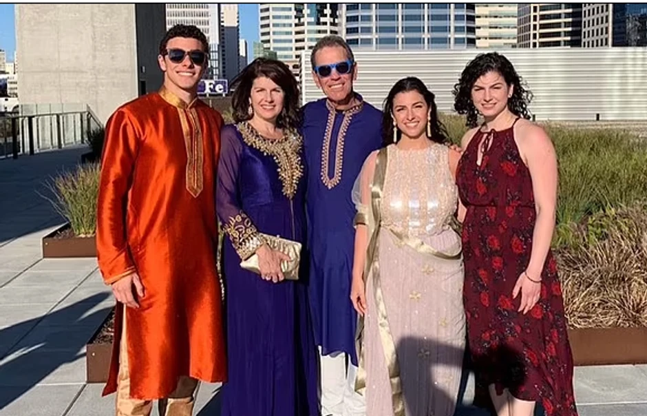 Luiđi Manđione sa porodicom