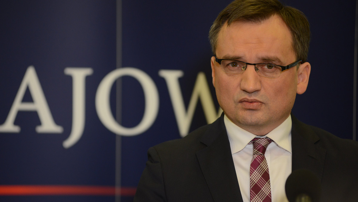 Zbigniew Ziobro zamierza wprowadzić wyższe kary za milionowe łapówki - informuje "Rzeczpospolita". Minister Sprawiedliwości uważa, że obecna kara 12 lat jest zbyt niska. 