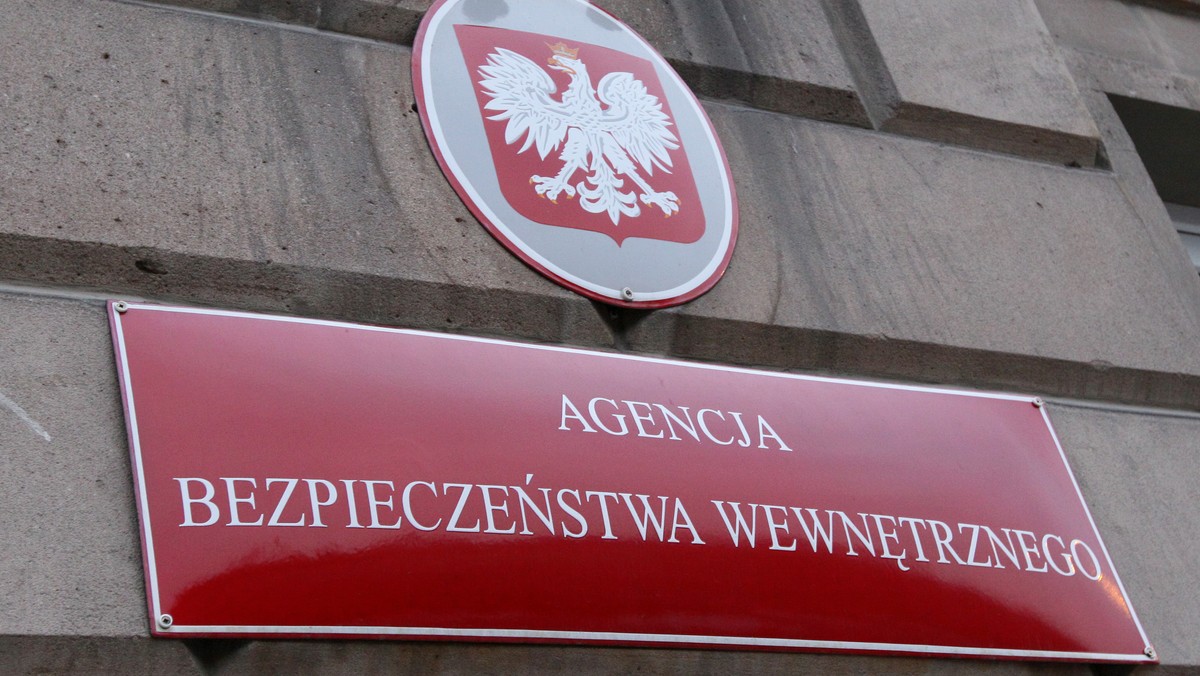 Agencja Bezpieczeństwa Wewnętrznego zatrzymała oficera Wojska Polskiego pod zarzutem szpiegowania na rzecz Rosji. Zatrzymanie potwierdziła prokuratura. Podstawą zatrzymania były materiały kontrwywiadu wojskowego.