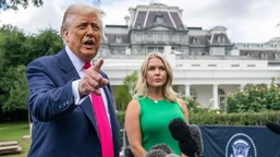 trump "ani po stronie ukrainy, ani rosji". leavitt zarzuca mediom "wyr