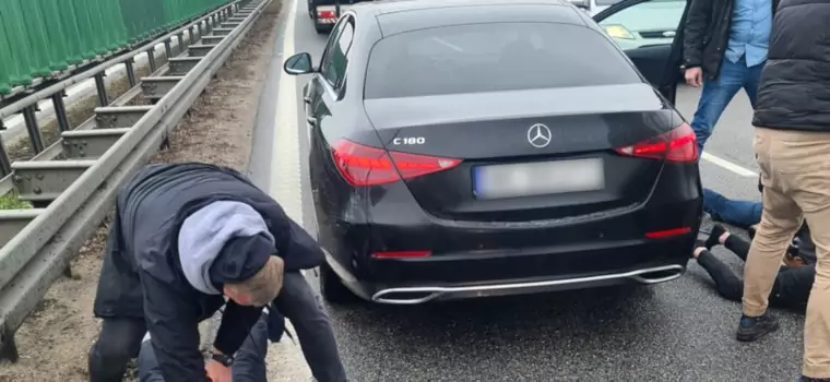 Straż Graniczna odzyskała Mercedesa za 220 tys. zł. Widowiskowe zatrzymanie na S7