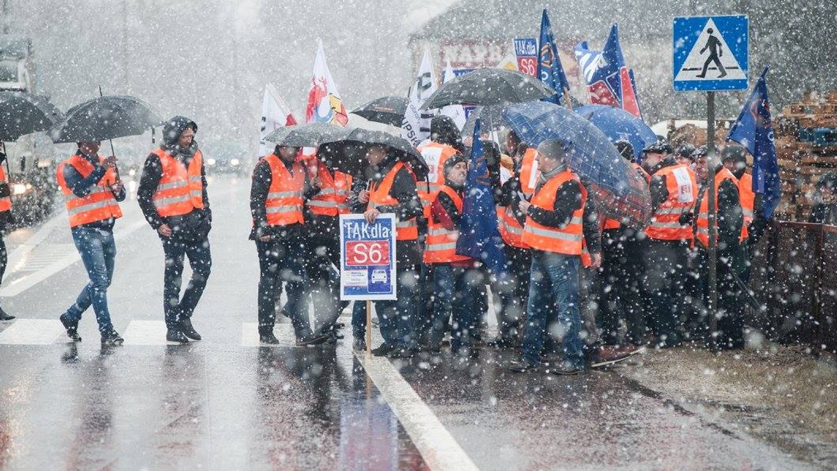 Trwa spór wokół kaszubskiego odcinka trasy S6, który na ten moment wciąż nie może doczekać się realizacji. Prezydent Słupska oskarża o zaniechania zarówno PiS, jak i PO. Politycy tych dwóch partii odpierają zarzuty, a swoim oponentom zarzucają błędy i manipulacje.