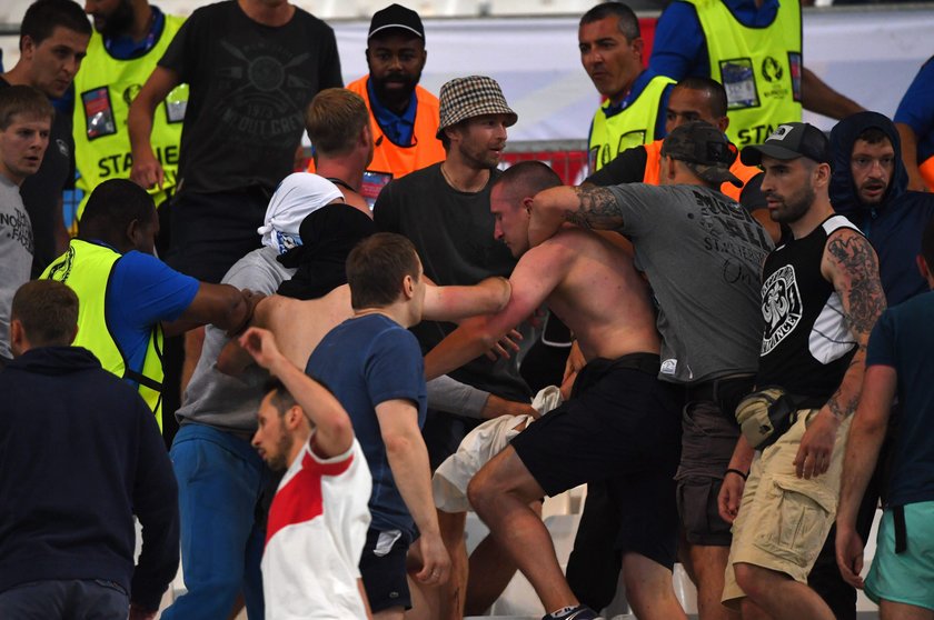 Bitwa rosyjskich i angielskich chuliganów przeniosła się na stadion