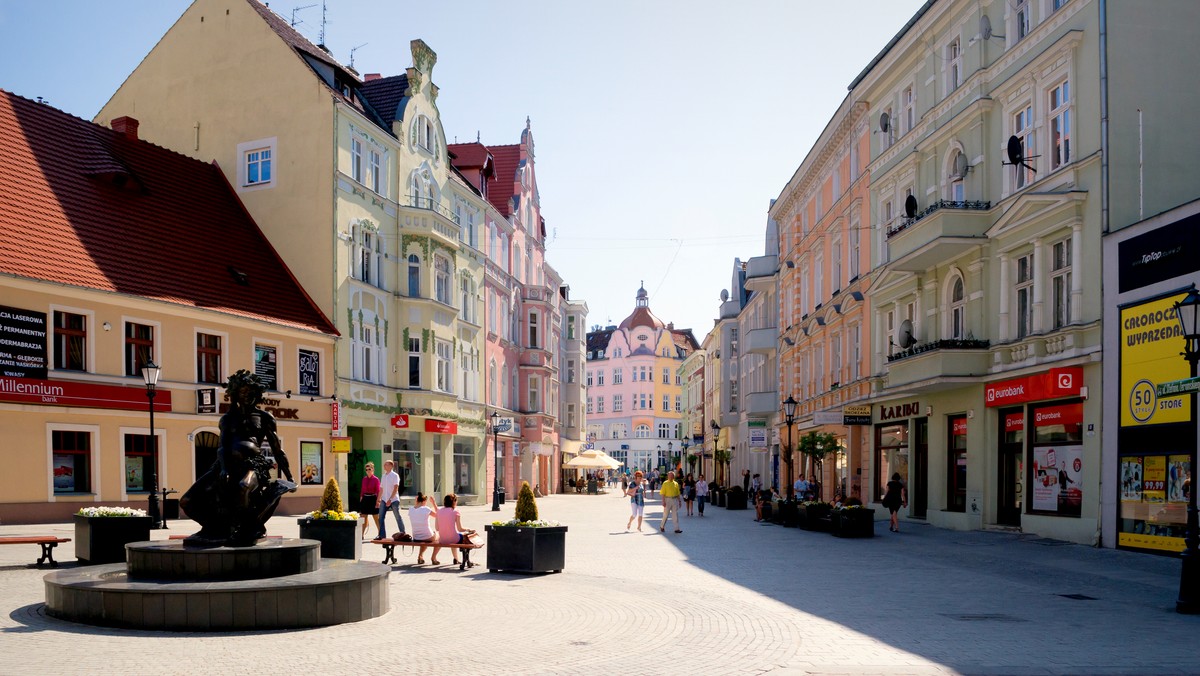 Zielonogórskie Towarzystwo Upiększania Miasta dokonało przeglądu studzienek kanalizacyjnych przy ul. Reja, ul. Zamkowej i ul. Wrocławskiej. – Przegląd wypada źle. Roślinność wokół wielu z nich świadczy, że nie są na bieżąco udrażniane. Wiemy, że system kanalizacyjny nie jest przygotowany do odbioru tak dużej ilości wody, ale udrożnione studzienki mogą jednak w dużym stopniu pomóc – wyjaśniają. O sprawie czytamy na portalu ZielonaNews.