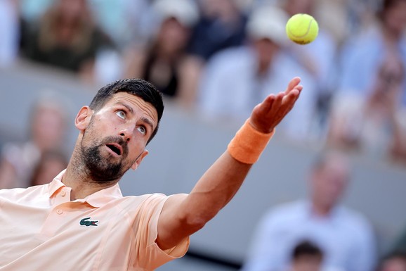 NOVAK ĐOKOVIĆ OVE DVE OGRLICE NIKADA NE SKIDA Imaju jaku simboliku, a pred meč mu posebno znače: 