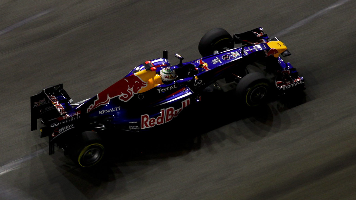 Mark Webber (Red Bull Racing) z czasem 1.46,081 wygrał trzeci trening przed kwalifikacjami do niedzielnego wyścigu o Grand Prix Singapuru. Dopiero trzeci rezultat zanotował Sebastian Vettel, słabo spisali się natomiast koledzy Roberta Kubicy z Lotus Renault GP. Witalij Pietrow ukończył trening z szesnastym czasem, Bruno Senna z siedemnastym.