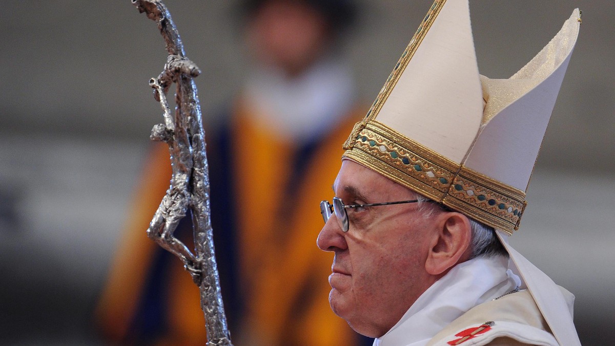 Jesteście duszpasterzami, a nie funkcjonariuszami. Jesteście mediatorami a nie pośrednikami - mówił papież Franciszek do dziesięciu nowych księży z diecezji rzymskiej, których wyświęcił podczas mszy w bazylice św. Piotra.