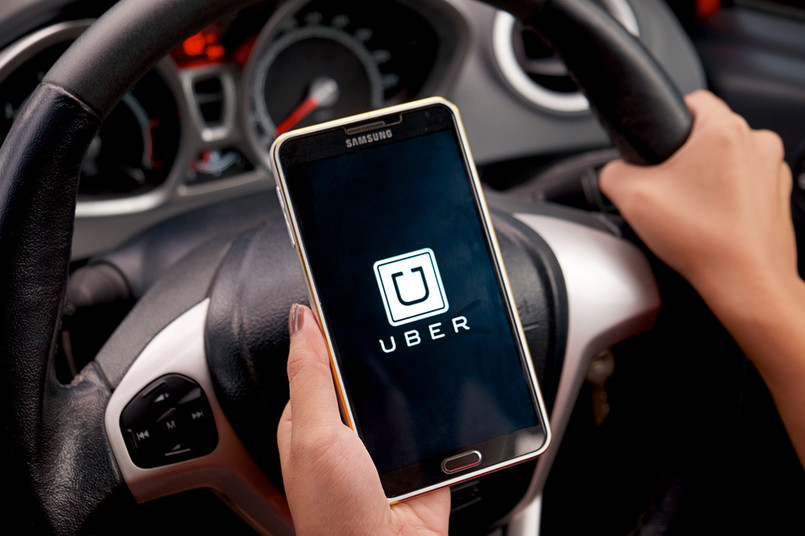 Firmy typu Uber byłyby zdefiniowane jako pośrednicy w wymianie informacji między pasażerami a kierowcami, a nie jako klasyczne podmioty na rynku transportowym.