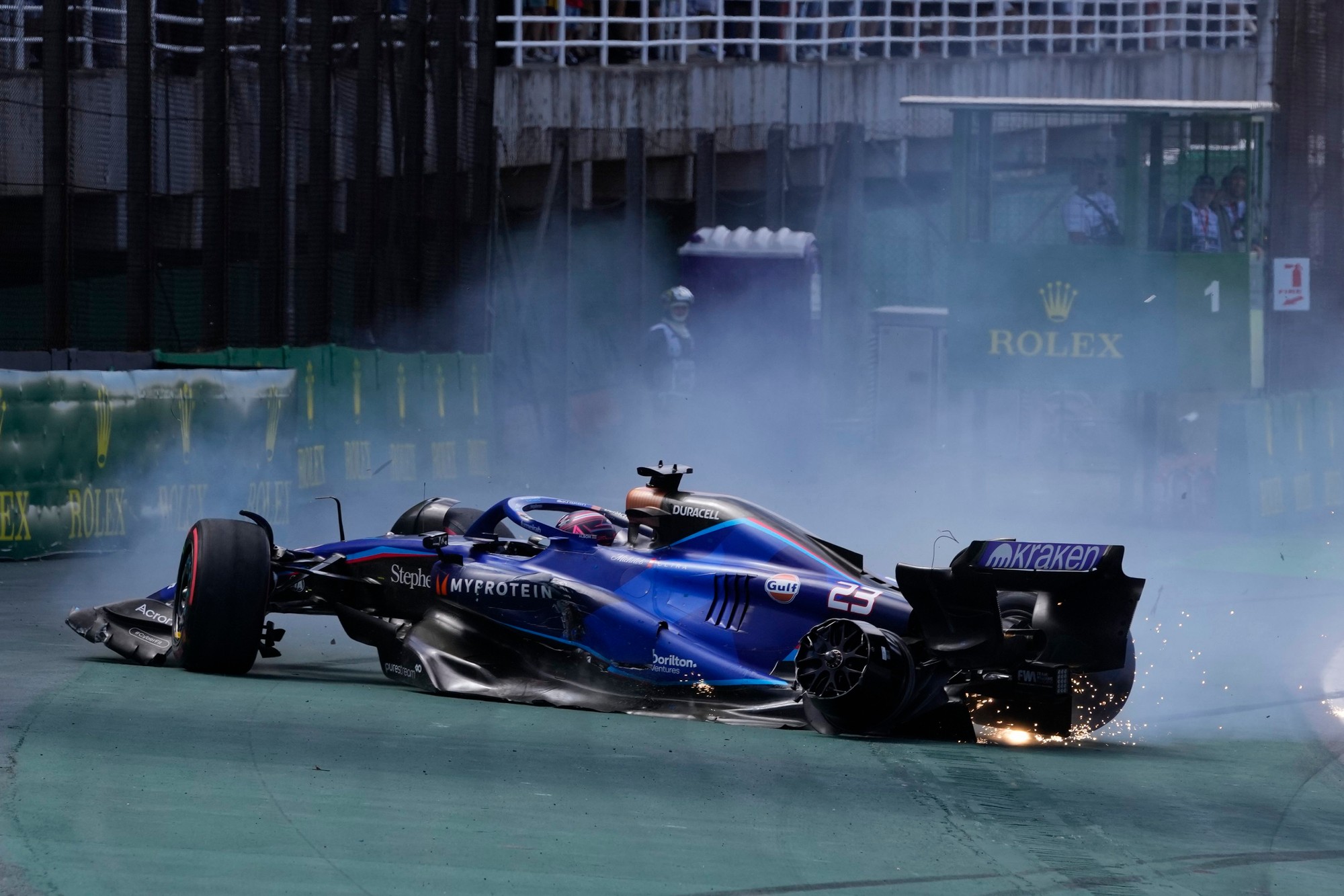Thajský jazdec Alexander Albon (Williams) kvôli havárii nedokončil Veľkú cenu Brazílie.