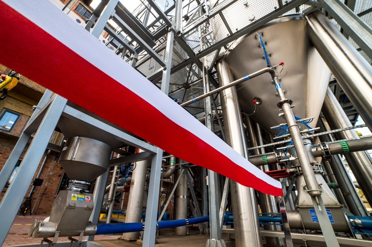 Prezes Boruta-Zachem SA Wiesław Sażała zapowiedział, że planowana jest rozbudowa nowo otwartej linii produkcyjnej o biorafinerię. W biorafinerii, oprócz biosurfaktantów, produkowane miałby być takie substancje, jak białko, prebiotyki, enzymy.

<br>(PAP) rau/ mhr/
<br><br> fot. (tż/zuz) PAP/Tytus Żmijewski