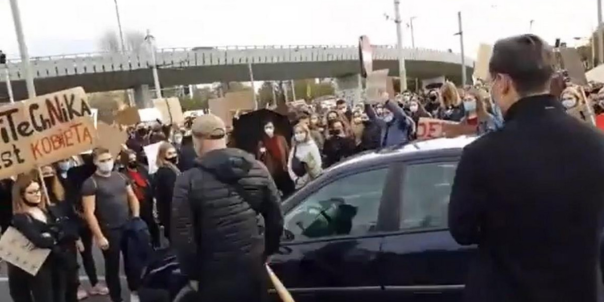 Auto wjechało w demonstrantów