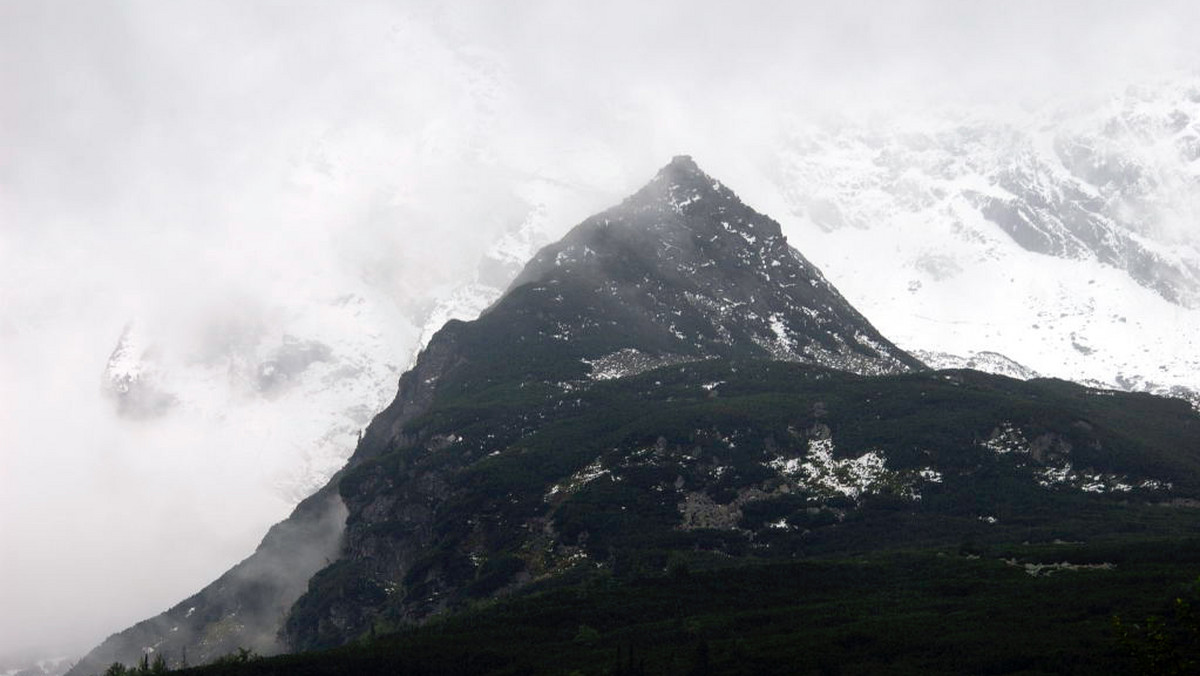 10 cm śniegu, 10 stopni mrozu oraz zamieć ograniczająca widoczność i utrudniająca orientację w terenie - takie warunki panują w czwartek w Tatrach - poinformowała dyżurna Wysokogórskiego Obserwatorium Meteorologicznego na Kasprowym Wierchu.