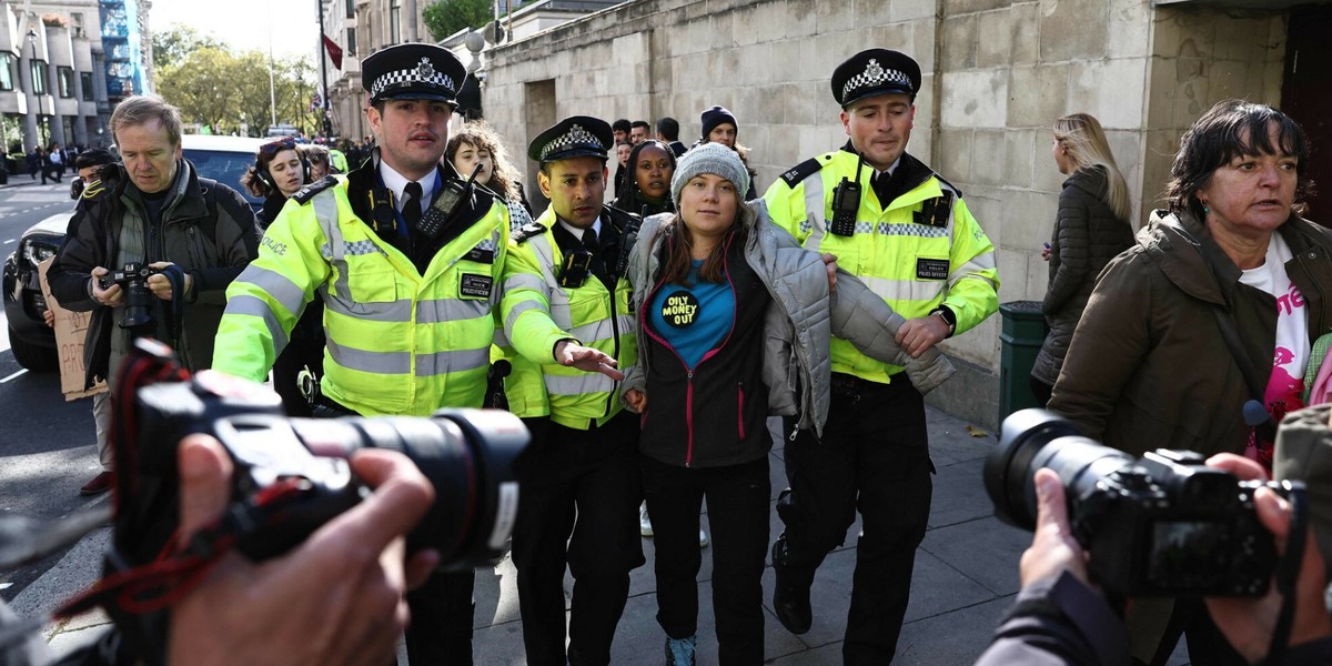 Szwedzka aktywistka klimatyczna Greta Thunberg aresztowana przez policję przed InterContinental London Park Lane podczas demonstracji "Oily Money Out" 17 października