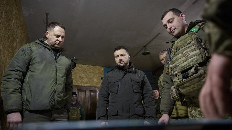 Prezydent Zełenski z ukraińskimi żołnierzami na zdjęciu z 19 lutego 2024 r.
